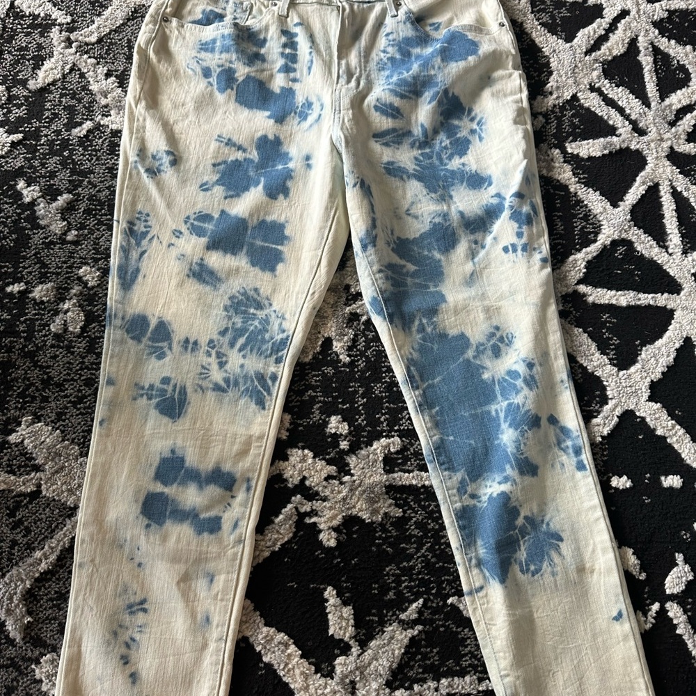 SOLD‼️ 🆕 w/o tags—Levi’s Tie-Dye frayed jeans